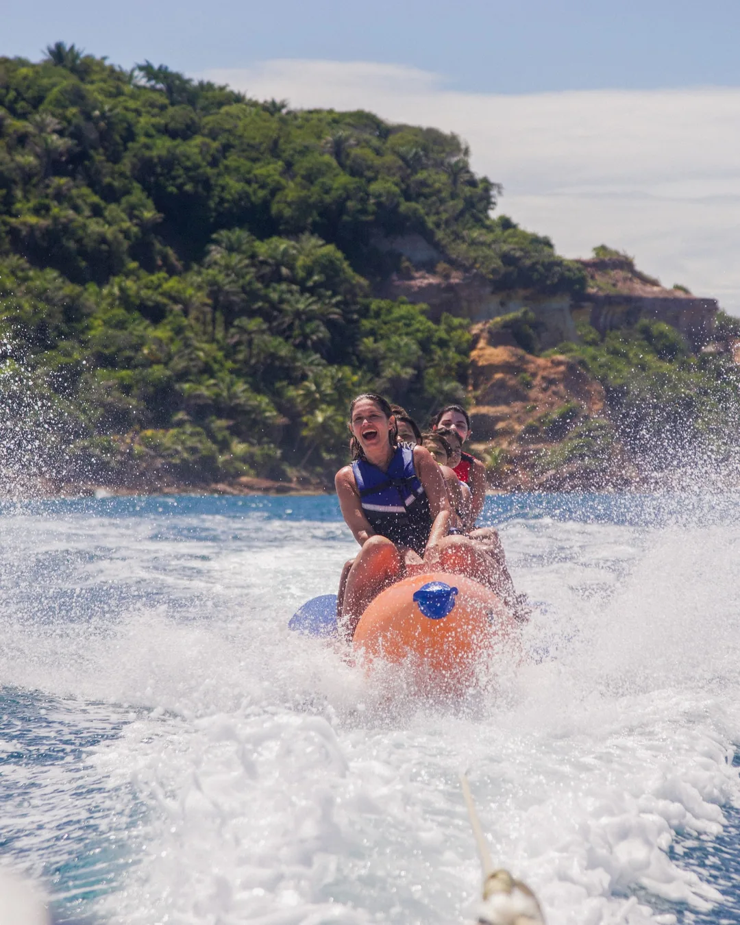 Grupo andando de Banana Boat no mar de Morro de São Paulo